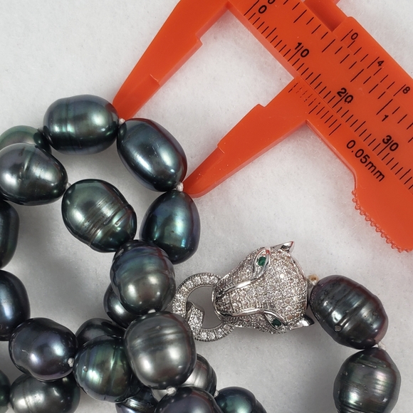 11mm Black Pearl Necklace with Tiger closure - Picture 6 of 6